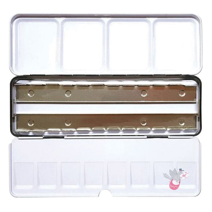 Metal rails can be adjusted to hold the pans