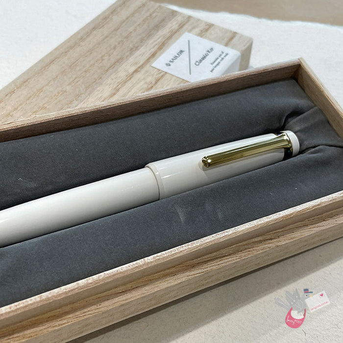 SAILOR 'Classic Ko' Deco Lotus Line Raden (21K nib & Converter) - Medium Fine Nib